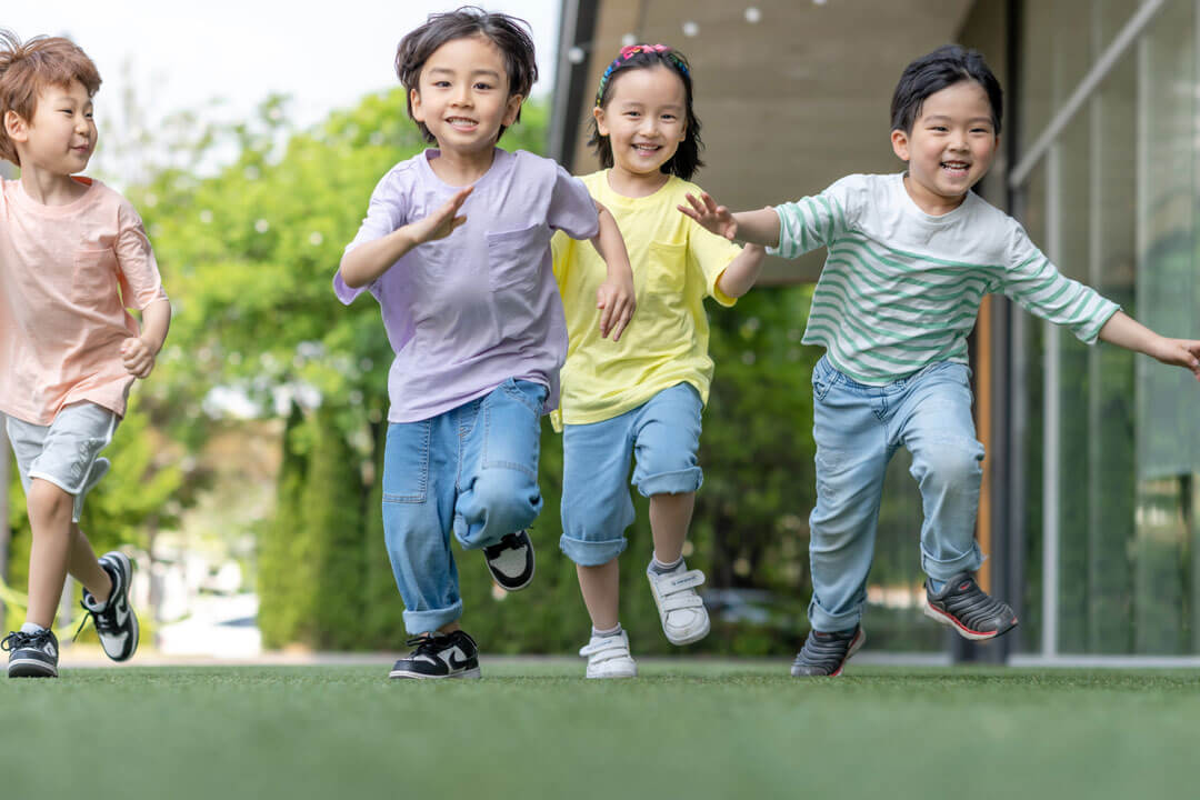 元気よく走る4人の子供