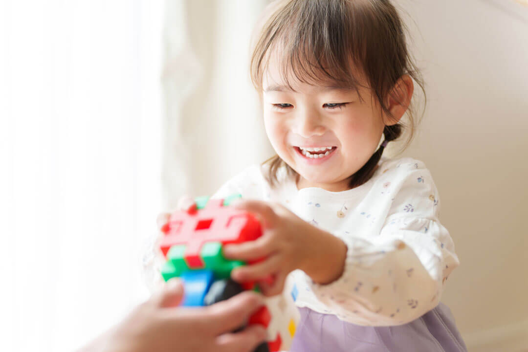ブロックのおもちゃで遊ぶ女の子