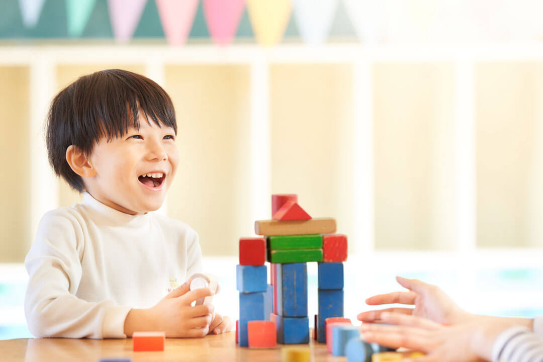積み木で遊ぶ男の子