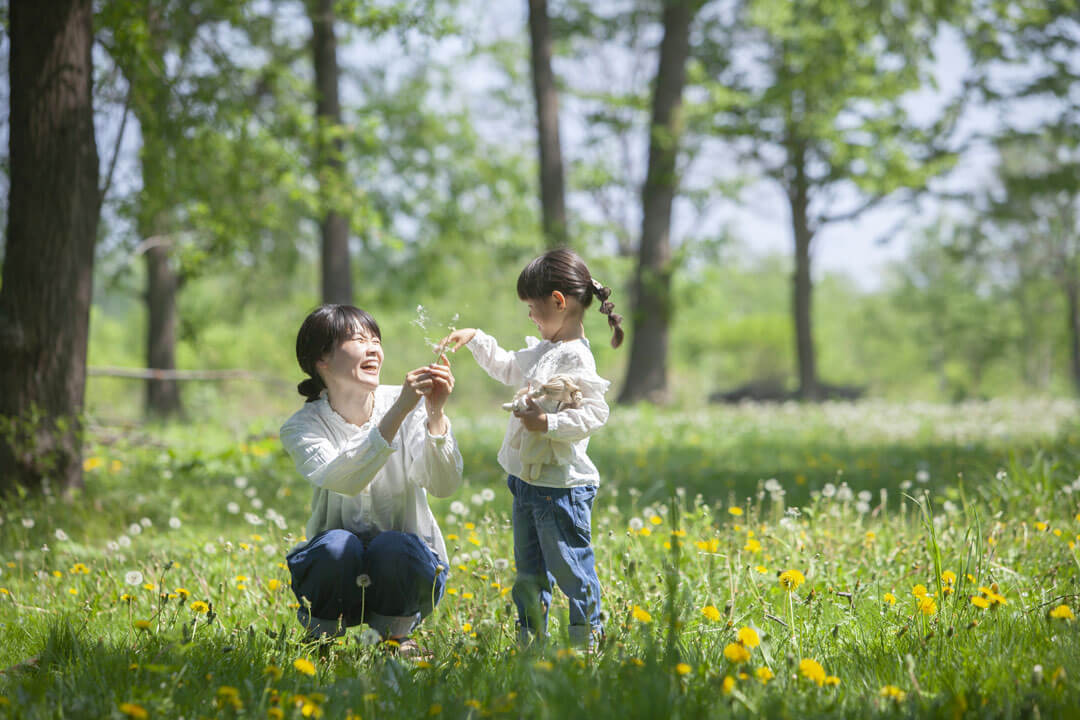 花畑で遊ぶ親子