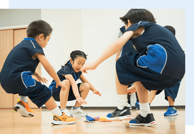 異学年混合の忍者バトルを楽しむ子どもたちの様子