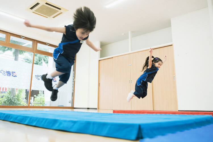 04 腕振りと跳びあがるタイミングのコツを身につけます