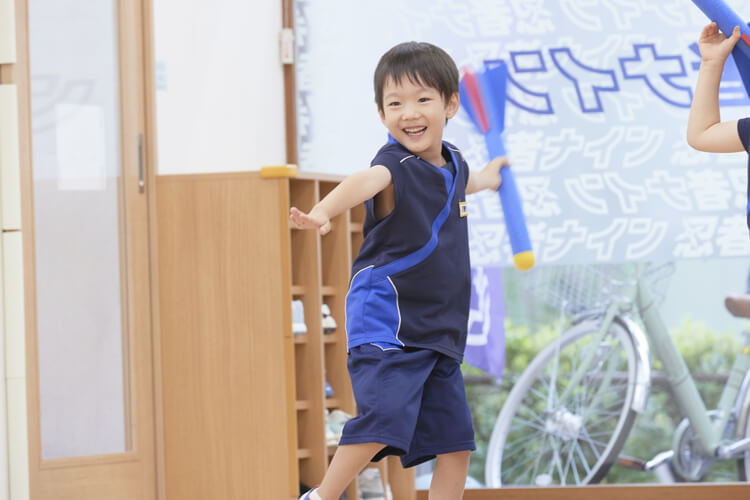 06 野球選手のような身体の捻りを使った投げ方を身につけます