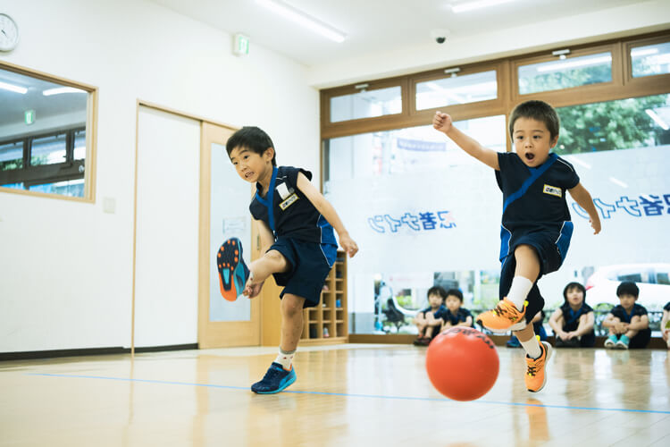 11 足も腕も使って全身でボールを強く蹴るコツを学びます