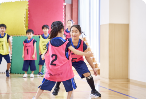 05 異学年混合による「忍者バトル」では真剣勝負を行い、勝つ喜びだけでなく、負けることから学ぶ大切さを教えます。